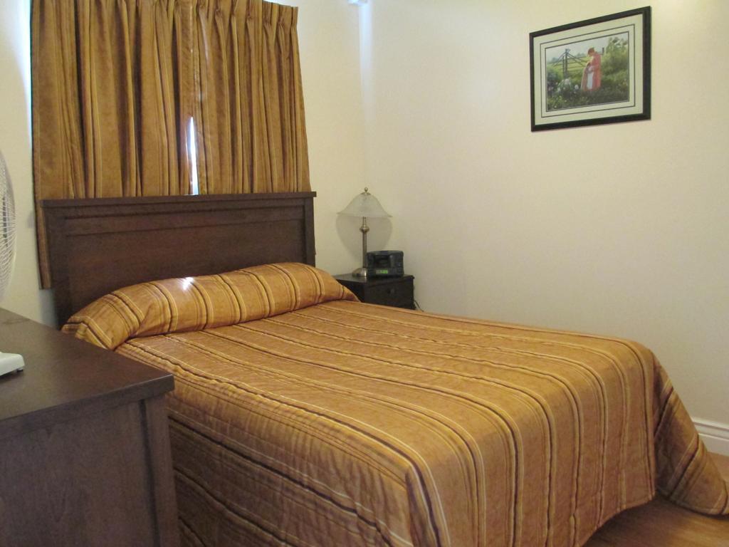 Comerford'S Ocean View Suites Holyrood Szoba fotó